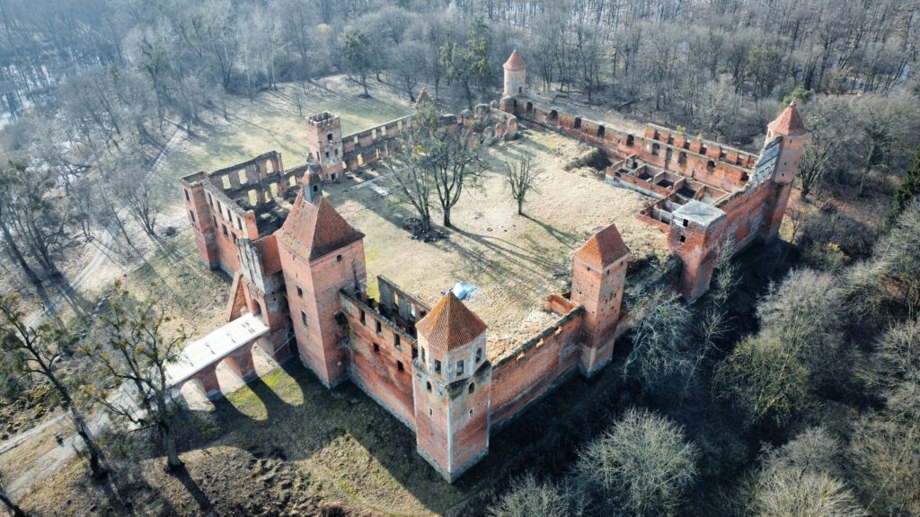 Zamek w Szymbarku okolice szwarcenowa