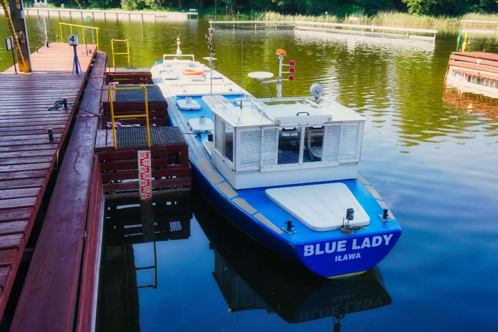 „Blue Lady” cumująca w szkoleniowym porcie nad jeziorem Silm.