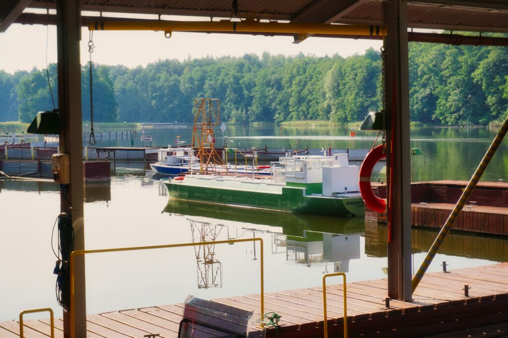 Widok na port szkoleniowy statków w Kamionce, nad jeziorem Silm, gdzie odbywają się kursy kapitanów.