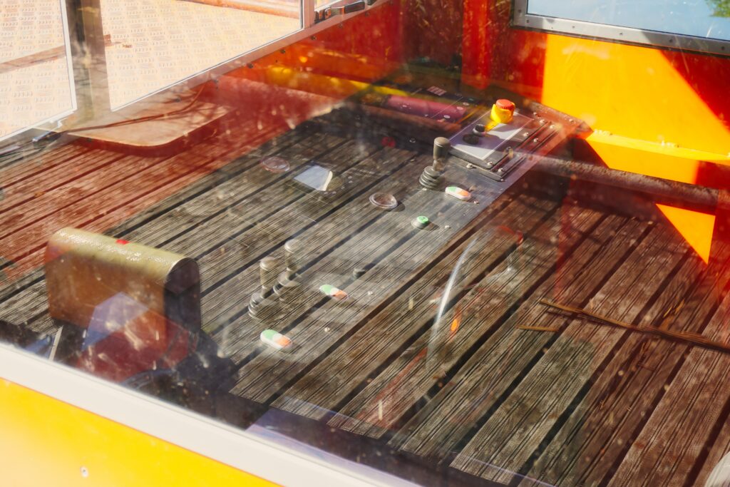 Zbliżenie na panel sterowania w symulacyjnym statku używanym do szkoleń kapitanów.