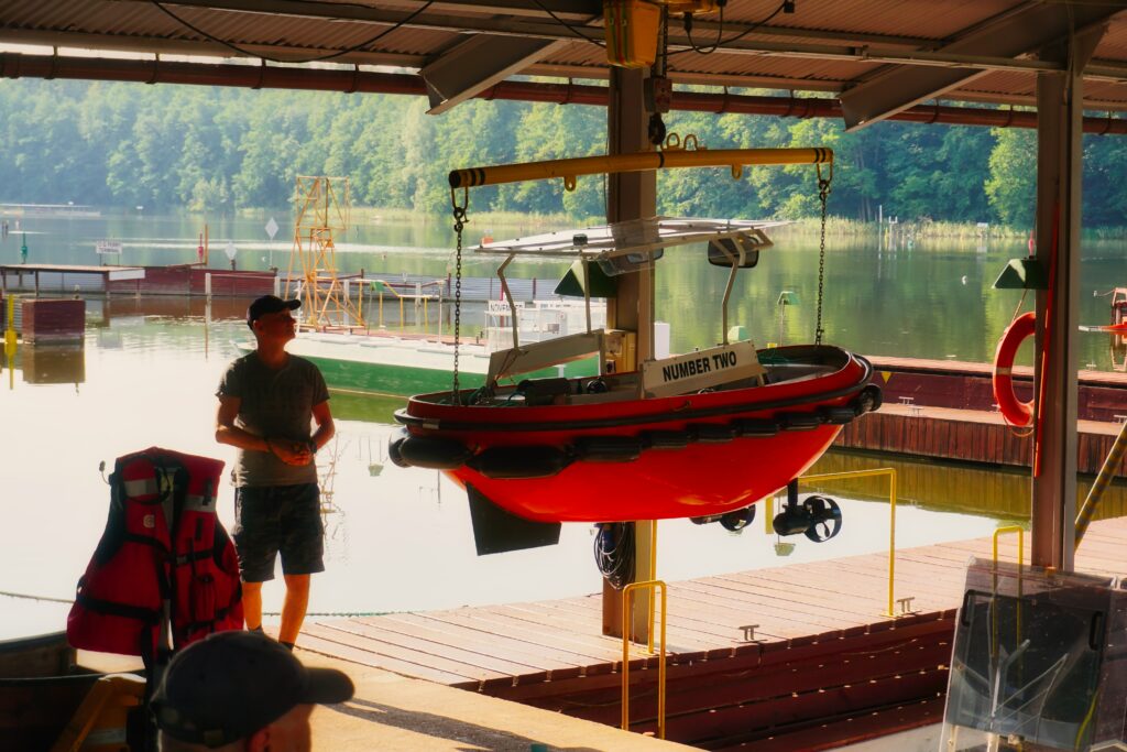Instruktor przygotowuje łódź „Number Two” do szkolenia na jeziorze Silm.