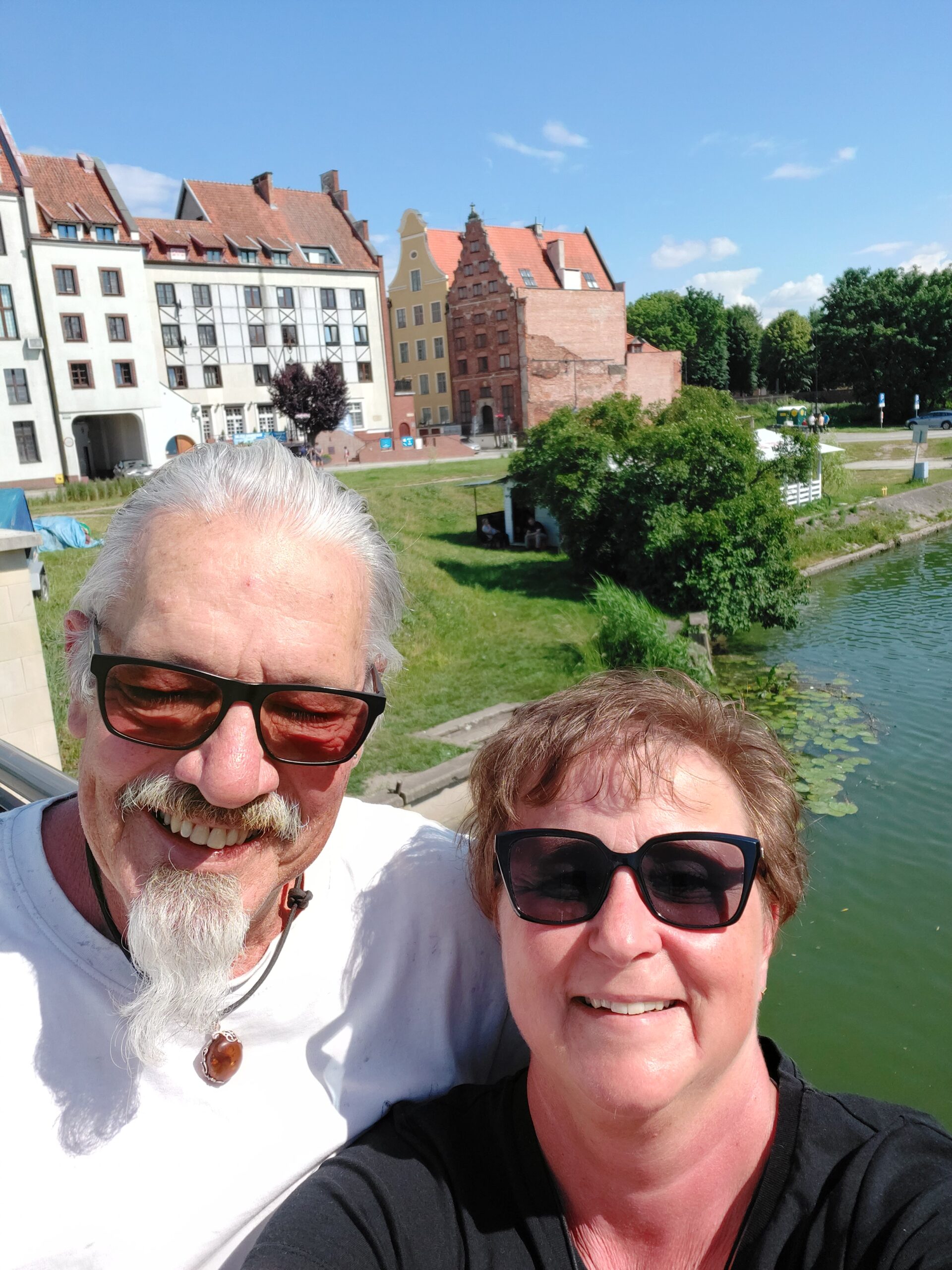 Martina i Günter Görlach pozują na tle zimowego morza w ciepłych kurtkach i czapkach.