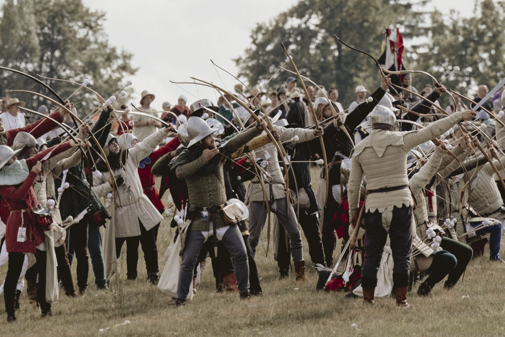 Łucznicy naciągający łuki podczas inscenizacji bitwy pod Grunwaldem