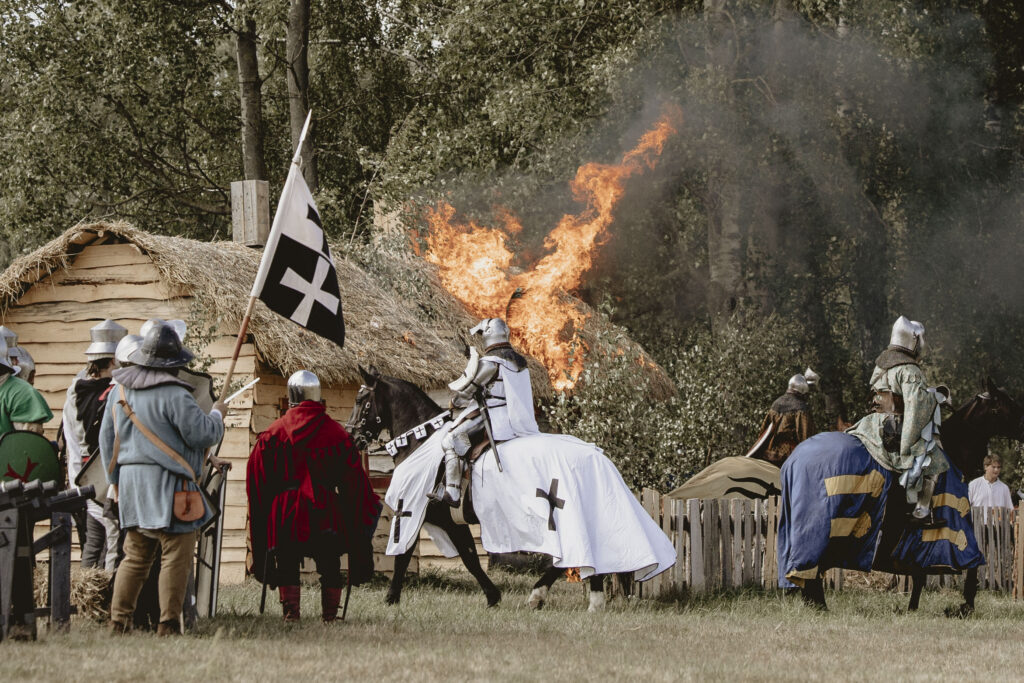 Grupa rycerzy w zbrojach podczas inscenizacji bitwy pod Grunwaldem