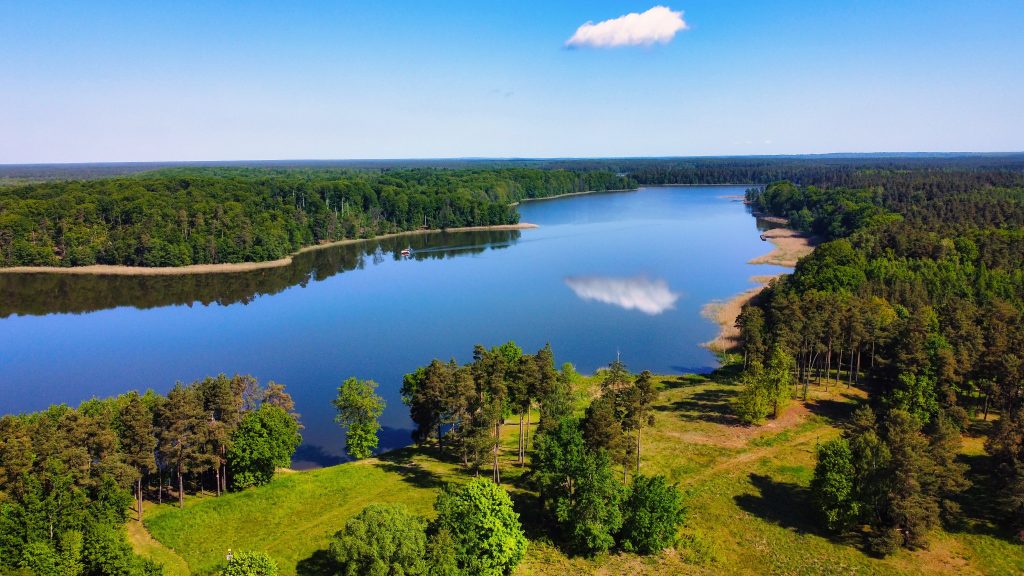 ośrodek wypoczynkowy ferienhaus masuren w szwarcenowie i bliskość jezioraka z jego atrakcjami