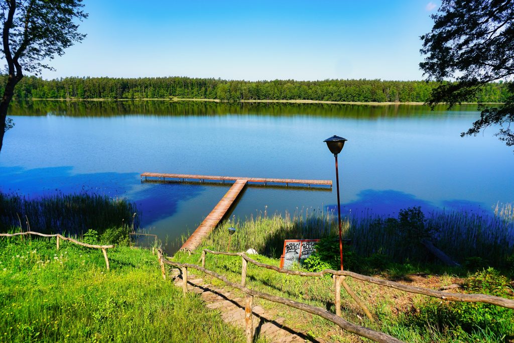 ośrodek wypoczynkowy ferienhaus masuren w szwarcenowie i bliskość jezioraka z jego atrakcjami