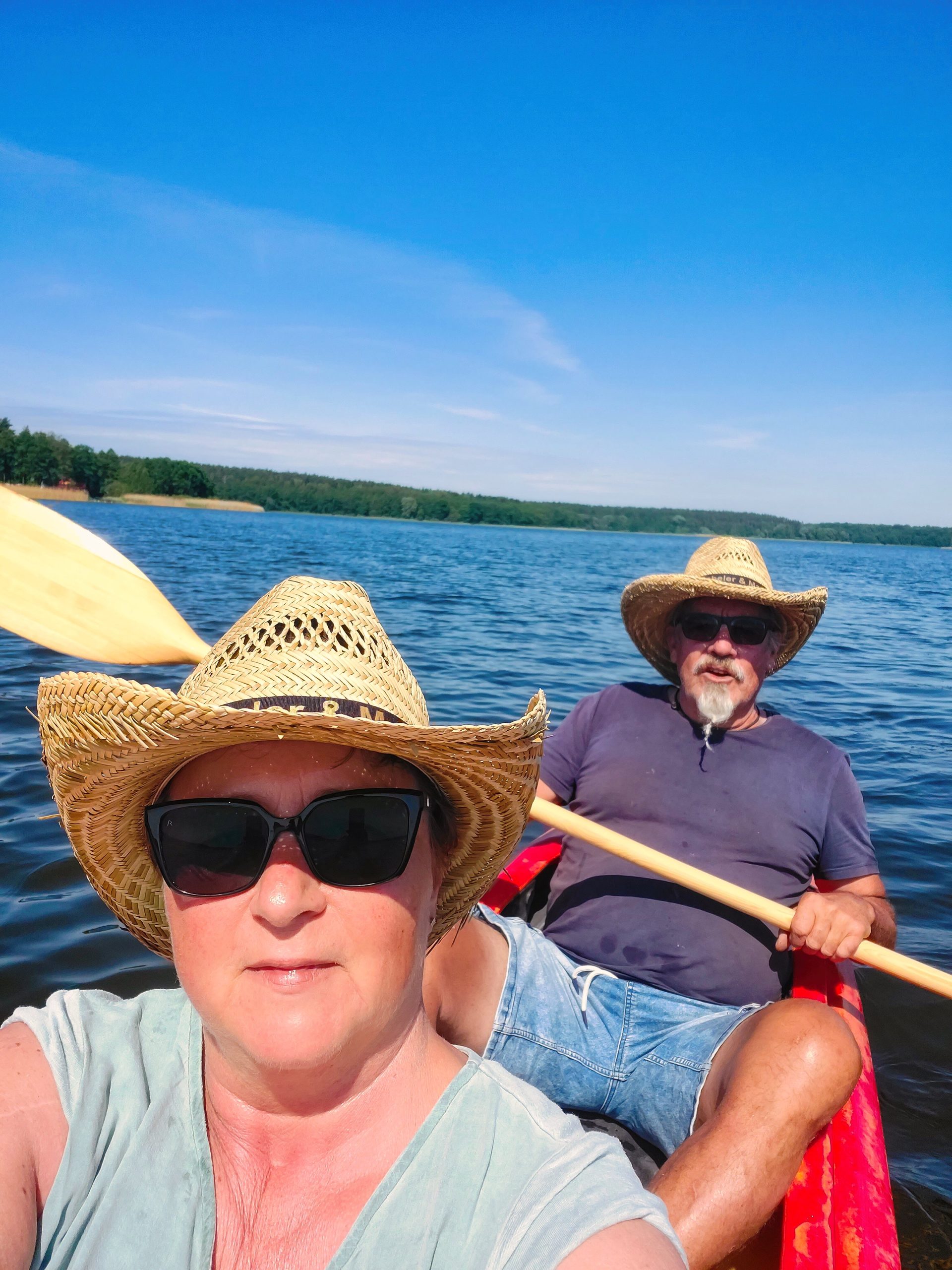 Kajakiem po jeziorze Trupel – aktywny wypoczynek w Ferienhaus Masuren
