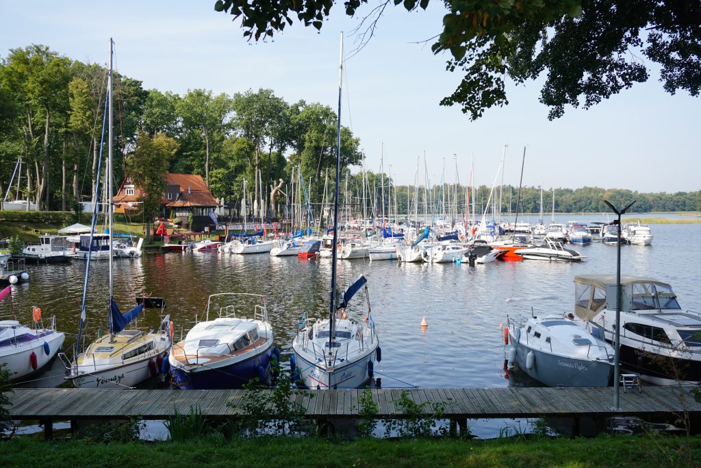 atrakcje turystyczne IławaWidok na przystań żeglarską nad Jeziorem Jeziorak w Iławie