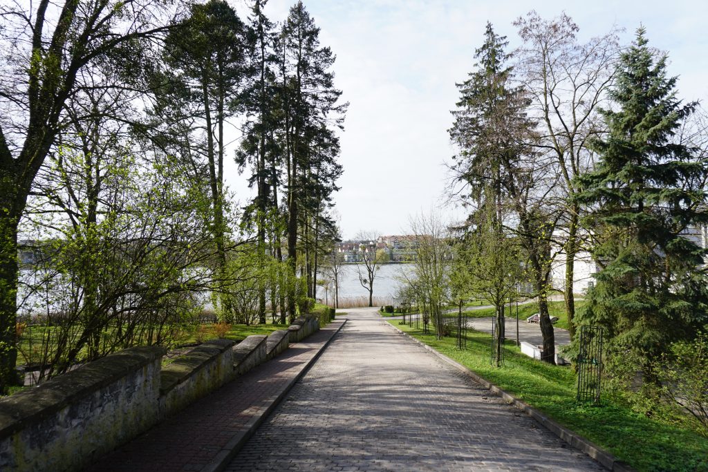 atrakcje turystyczne Iława Malownicza droga spacerowa prowadząca do jeziora w Iławie