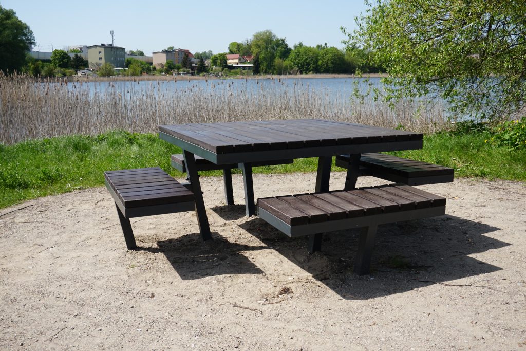 atrakcje turystyczne Iława Miejsce na odpoczynek z ławkami nad Jeziorem Jeziorak w Iławie