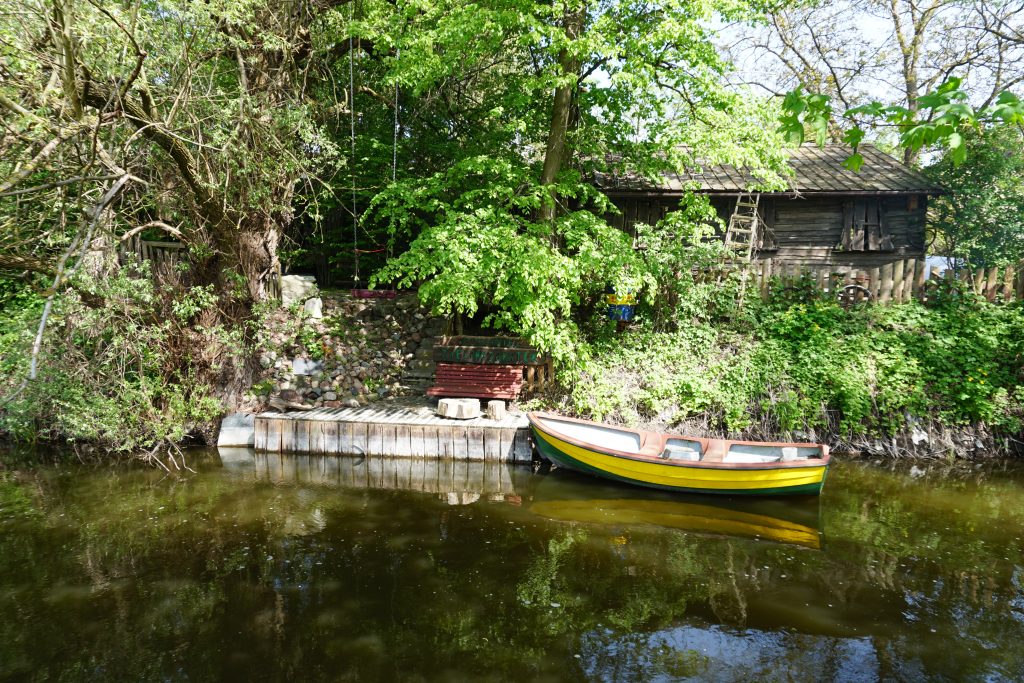 atrakcje turystyczne Iława Klimatyczny zakątek nad rzeką z łódką – okolice Iławy
