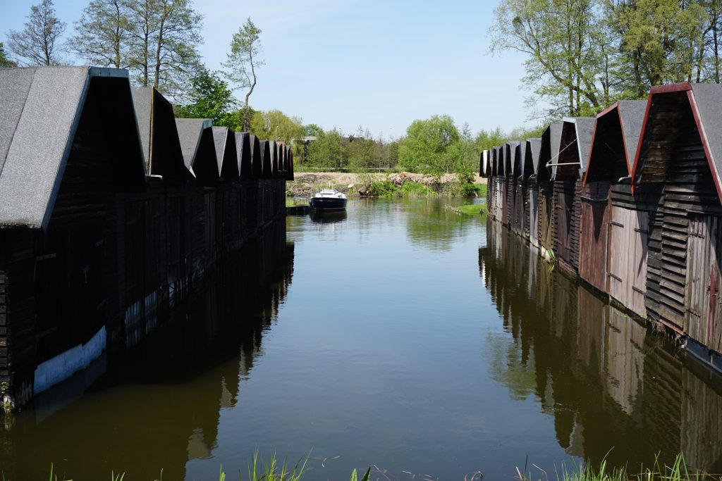 Drewniane hangary nad rzeką Iławką w Iławie atrakcje turystyczne Iława