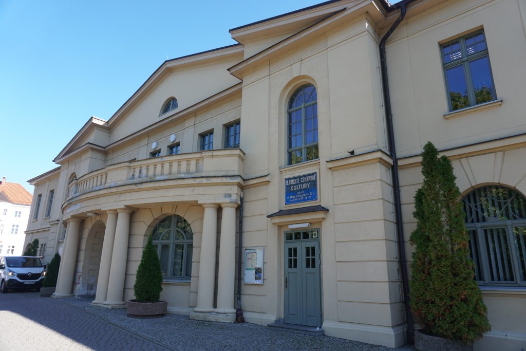 Zabytki Iławy – kinoteatr i Iławskie Centrum Kultury, elewacja z kolumnami