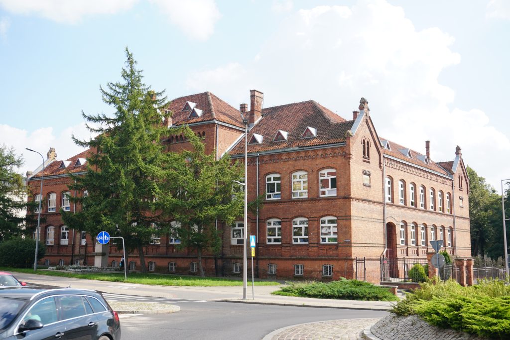 Zabytki Iławy – neogotycki budynek szkoły, ceglana elewacja i charakterystyczne okna