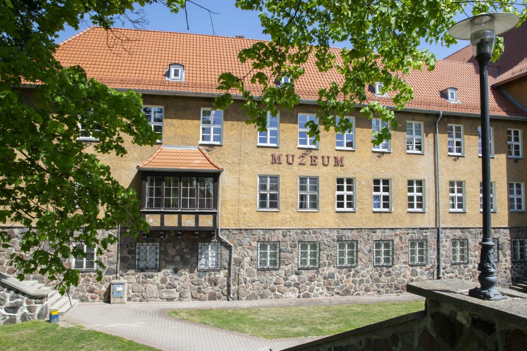 Front budynku Muzeum w Mrągowie