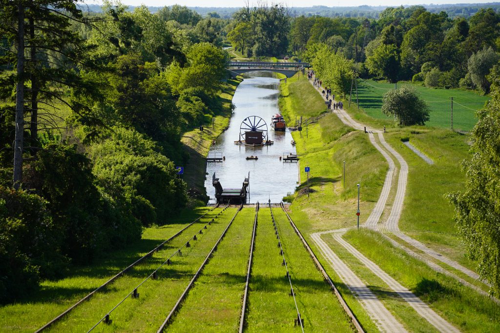 Panoramiczny widok na Kanał Elbląski, pochylnie i statek podczas Kultowego Rejsu