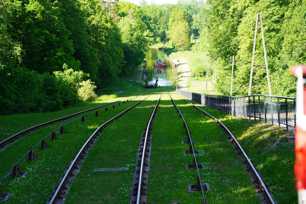 Widok z pochylni na Kanał Elbląski, tory i zielone brzegi kanału