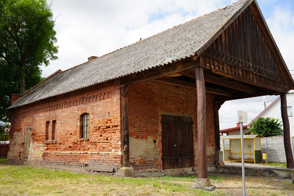 Bogato ornamentowana XIX-wieczna kuźnia w miejscowości Trupel