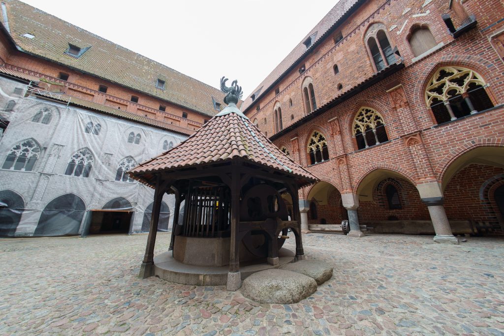 Dziedziniec Zamku w Malborku z zabytkową studnią