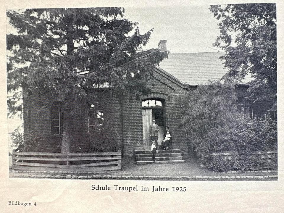 Historia Trupla – szkoła w Truplu w 1925 roku na fotografii z książki Der Kreis Rosenberg